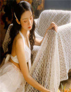 男生强行扒了女生的衣服视频