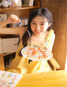 井川里予吃红肠